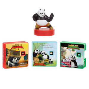 Figura de Kung Fu Panda con tres diseños de empaque coloridos sobre un fondo blanco.