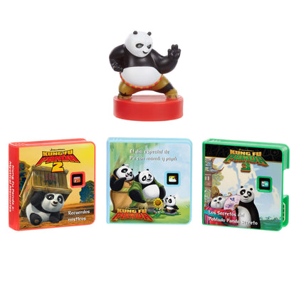 Figura de Kung Fu Panda con tres diseños de empaque coloridos sobre un fondo blanco.