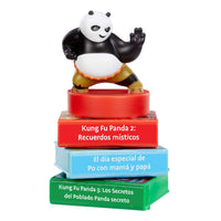 Figura de Kung Fu Panda encima de libros coloridos con texto en español.